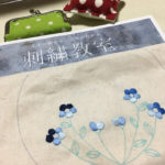 かわいい刺しゅう青い小花